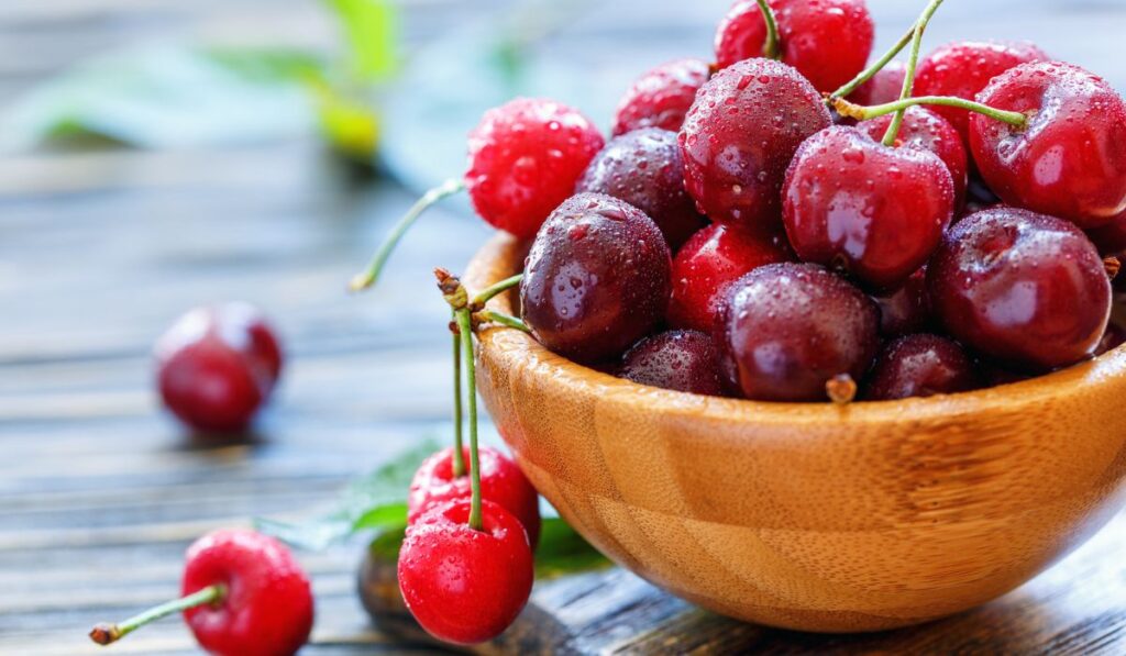 Red sweet cherries in water drops closeup