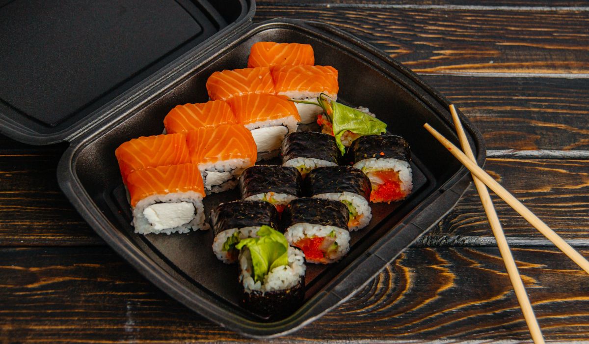 The concept of non-contact delivery of sushi rolls